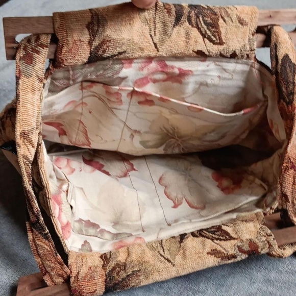 80s 90s Vintage Tapestry Handbag, Shoulder Purse, Floral Woven & Wood, Cottage - Picture 6 of 9